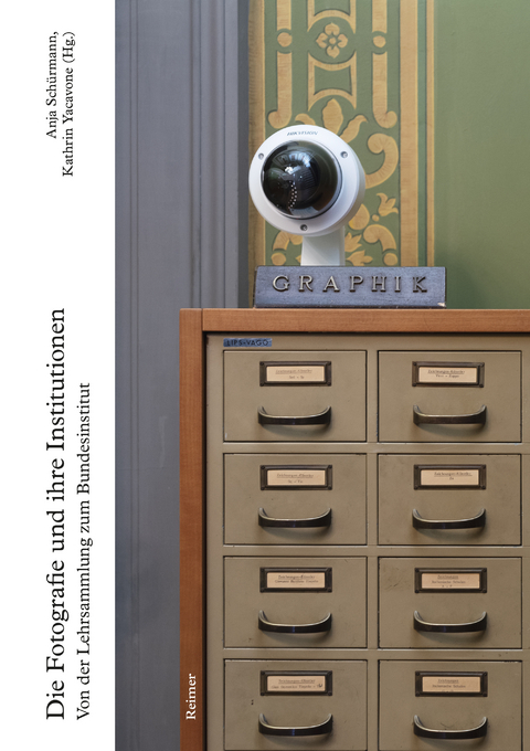 Die Fotografie und ihre Institutionen - Clara Bolin, Daria Bona, Johanna Bose, Jamie Dau, Christoph Eggersgl&uuml;&szlig;, Michael Farrenkopf, Manuela Fellner-Feldhaus, Anna Gripp, Stefan Gronert, Dennis Jelonnek, Bertram Kaschek, Simone Klein, Jeanette Kokott, Nadine Kulbe, Kristina Lemke, Dorothee Linnemann, Hubert Locher, Mirco Melone, Herbert Molderings, Sandra Neug&auml;rtner, Stefan Przigoda, Lukas Schepers, Jakob Schnetz, Anja Sch&uuml;rmann, Christian Schulz, Steffen Siegel, Catharina Winzer, Kathrin Yacavone, Miriam Zlobinski