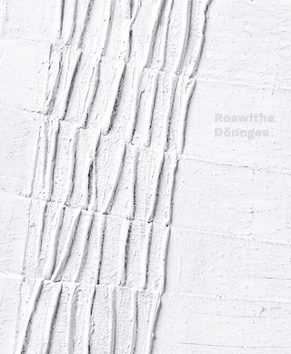 Mit offenen Haaren über den Deich