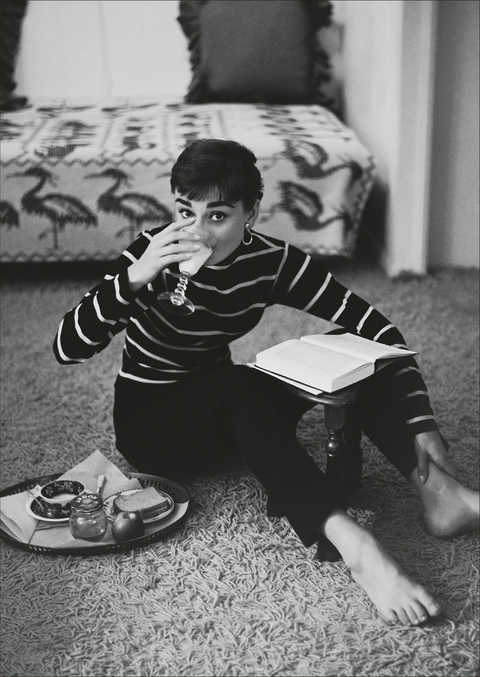 Postkarte Fr&uuml;hst&uuml;ck mit Buch (VE 10) - 