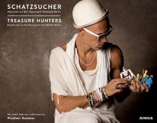 Schatzsucher - Menschen auf dem Mauerpark Flohmarkt Berlin