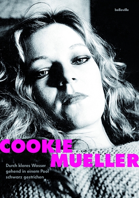 Durch klares Wasser gehend in einem Pool schwarz gestrichen - Cookie Mueller