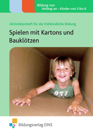 Spielen mit Kartons und Bauklötzen