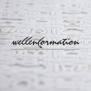 Das Liebesleben der Pflastersteine unter dem Einfluss der Morgensonne im Monat Mai