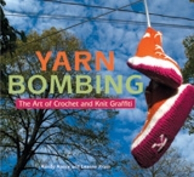 Yarn Bombing - Mandy Moore, Leanne Prain