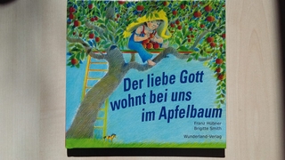 Der liebe Gott wohnt bei uns im Apfelbaum
