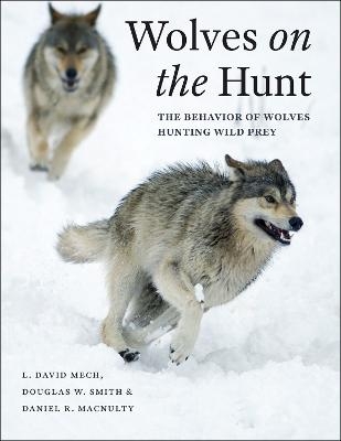Wolves on the Hunt - L. David Mech, Douglas W. Smith, Daniel R. MacNulty