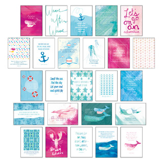 Postkarten Set „Sand & Sea“ – 25 hochwertige Postkarten mit sommerlichen Motiven sowie inspirierenden und motivierenden Sprüchen & Zitaten zum Dekorieren oder Verschicken. Von Hand designte Spruchkarten Sommer, Sonne, Strand & Meer