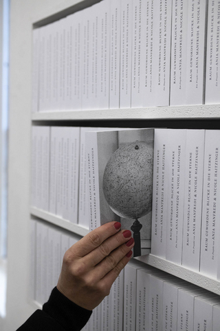 Anja Manfredi & Nicole Haitzinger: Raum gewordene Blicke in die Sterne / Glimpses into the stars became space