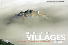 Au-dessus des villages d'Italie : en vol sur les hameaux et les bourgades