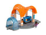 BRIO World 33973 Smart Tech Sound Bahnhof mit Action Tunnel &ndash; Zubeh&ouml;r f&uuml;r die BRIO Holzeisenbahn &ndash; Interaktives Spielzeug empfohlen ab 3 Jahren